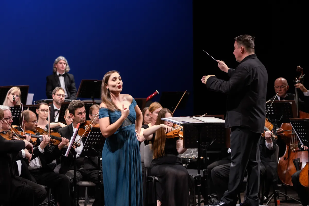 Julie Silva performance photo 1