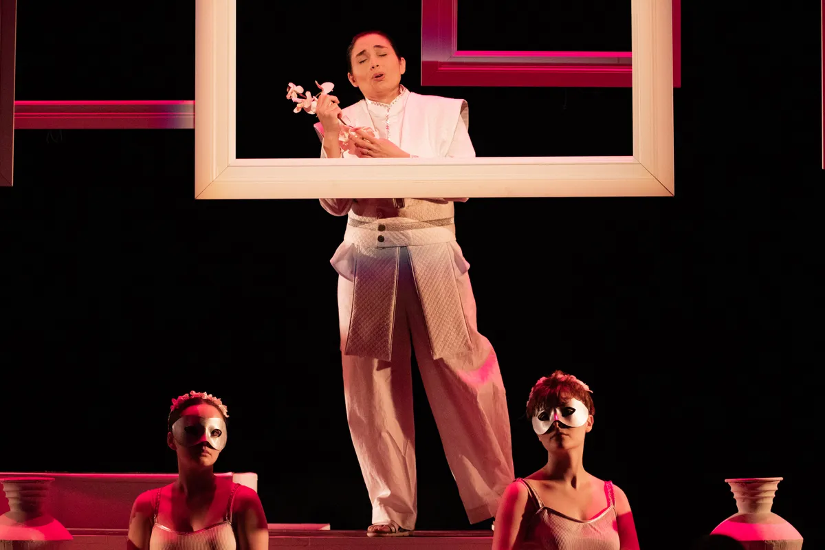 Julie Silva performance photo 2