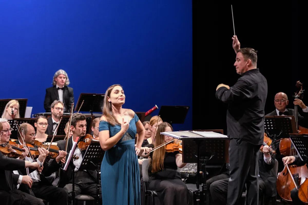 Julie Silva performance photo 6